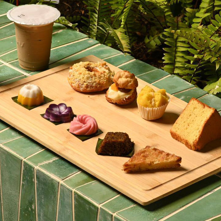 Surat Kabar - Jajanan Pasar Jadi Teman Ngopi di TUKU Kotabaru