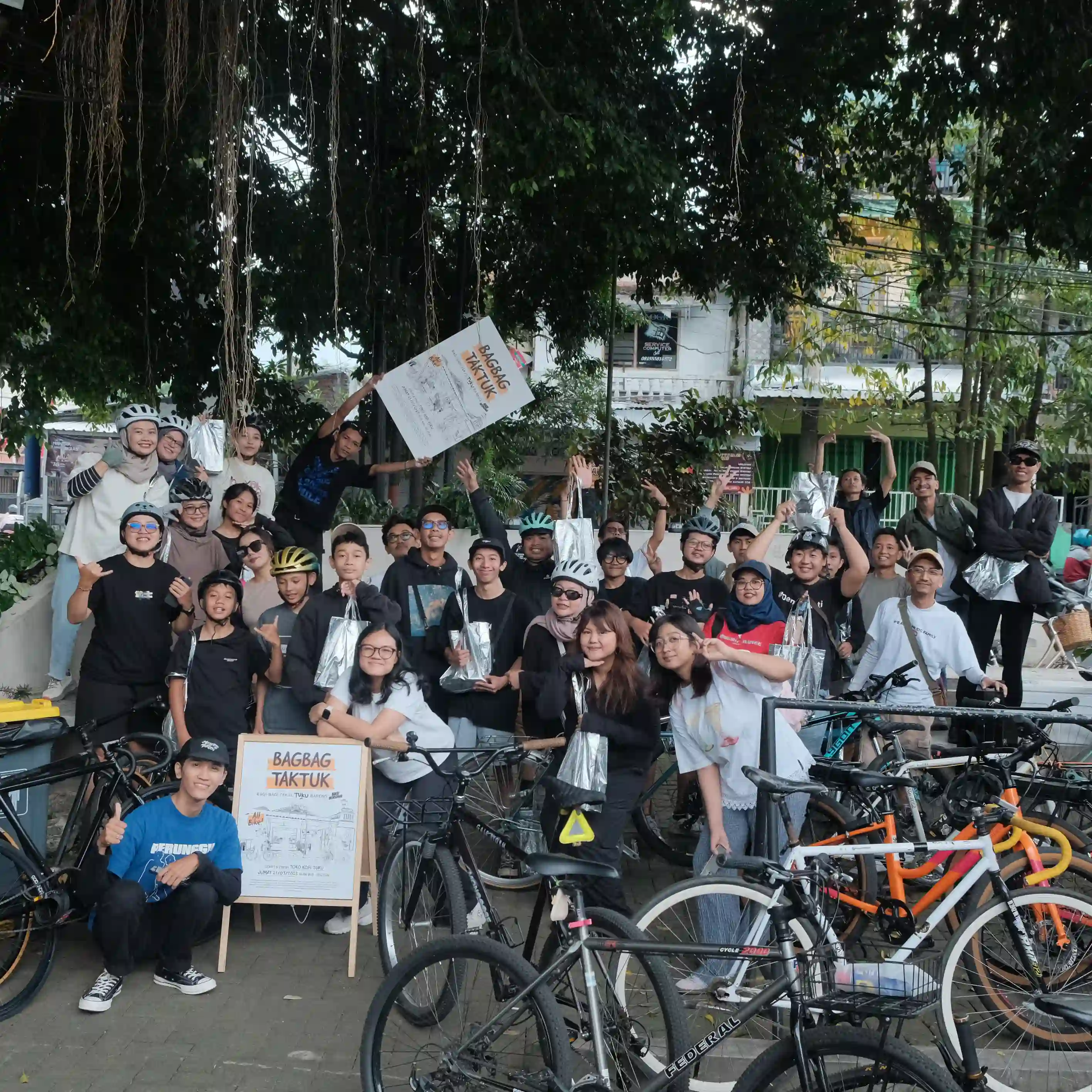 Surat Kabar - BagBagTakTuk : Berbagi Takjil di Bulan Ramadan