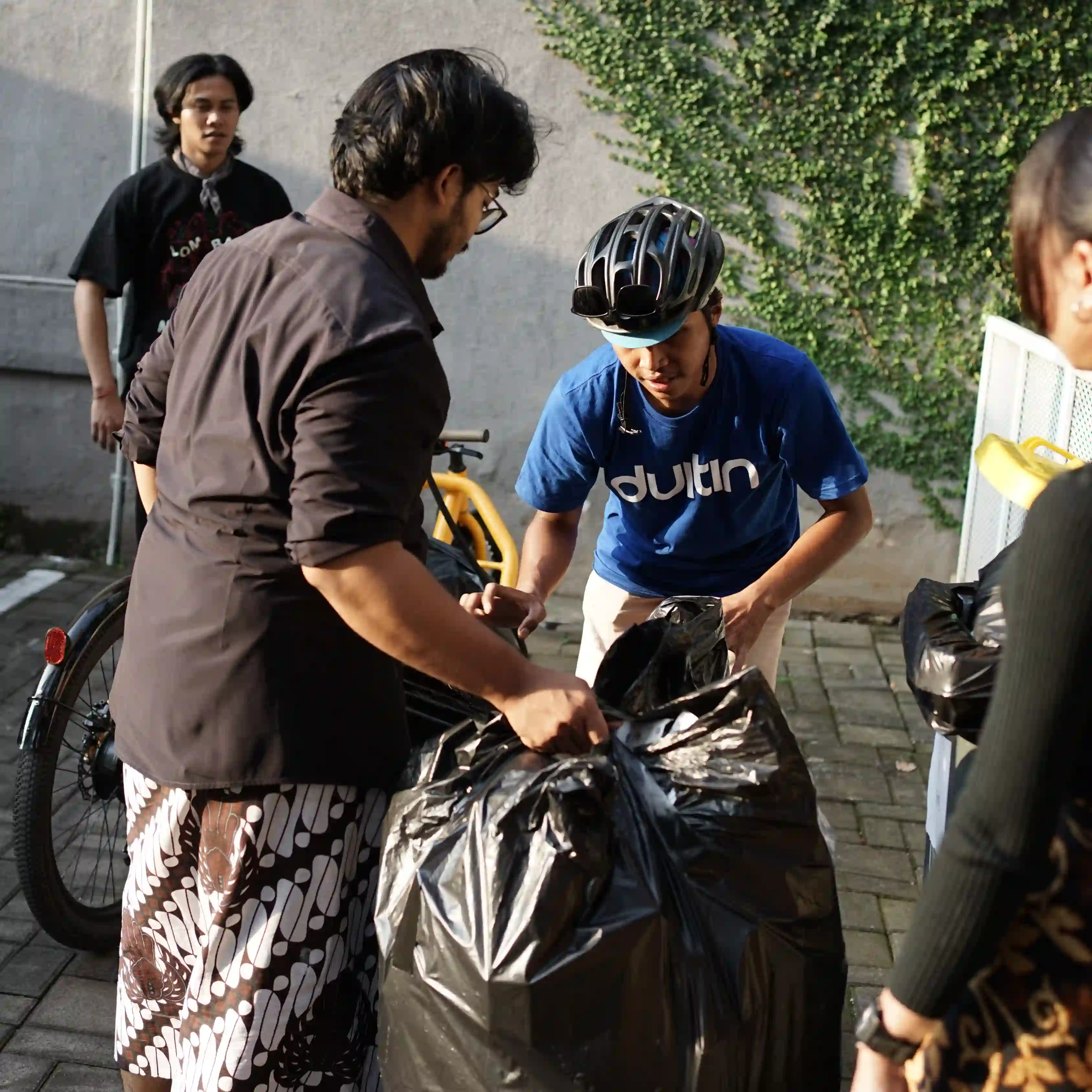 Surat Kabar - Bergotongroyong dalam waste management